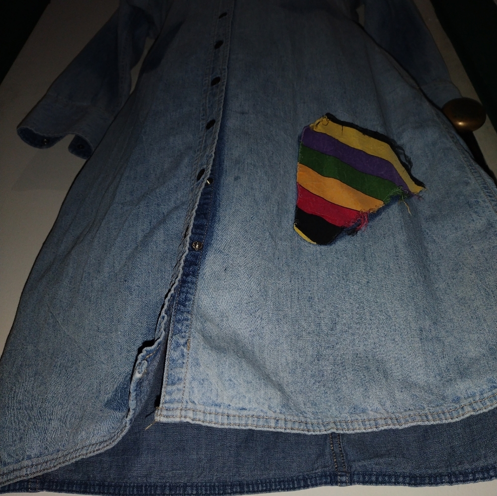 CALVIN KLEIN Distressed DENIM SHIRT DRESS; Pockets & Rainbow patch! Super cute! - Picture 2 of 15